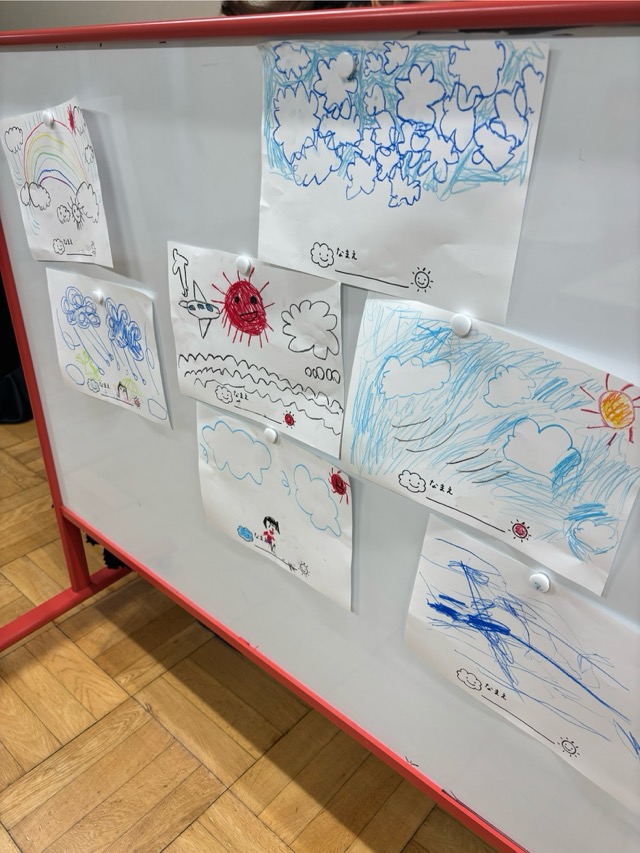 子どもたちの空の絵